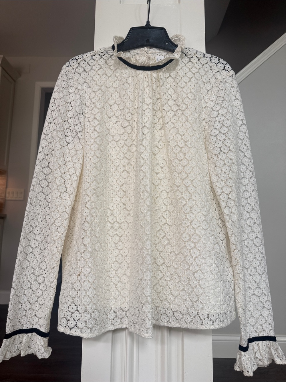 GAP Stunning Cream Lace Floral High-Neck Ruffle Blouse Black Velvet Trim Lined M